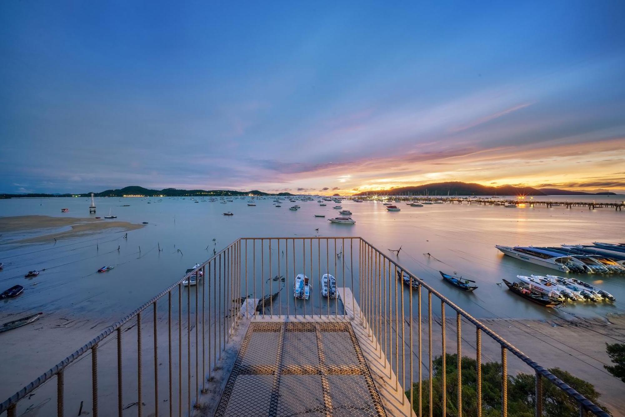 Shin Arch39 Phuket Beach Front - Sha Plus Chalong Bagian luar foto